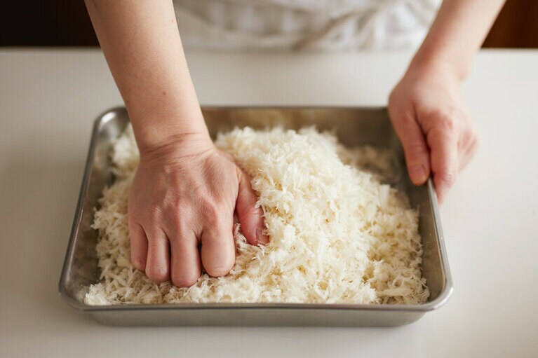 【POINT①】パン粉はギュッと“刺すように”！