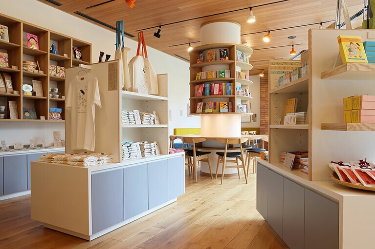 ショップと喫茶スペースが一体に。