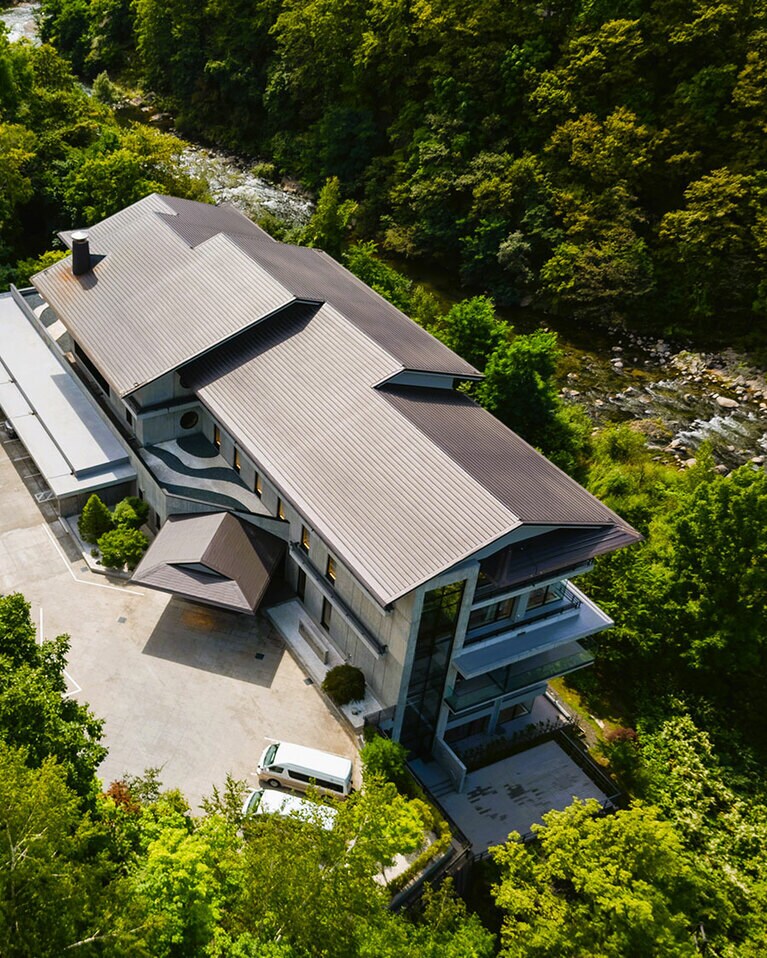 渓谷に臨む隔絶された土地で上質なステイを実現するシャレーアイビー定山渓。