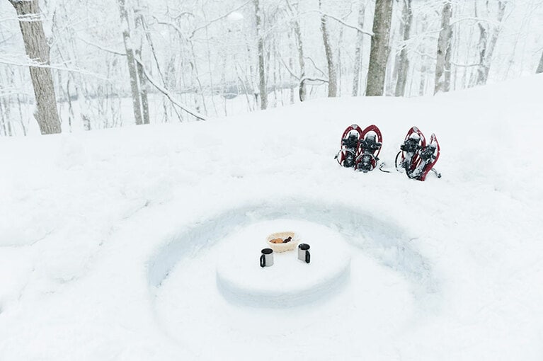 スノーシューハイキングの途中、雪上でティータイム。