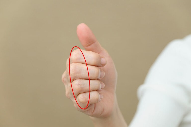 手を軽く握り、親指以外の4指の第二関節を使用。