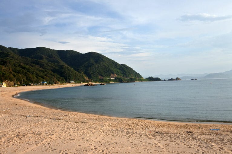 大きな弧を描く水晶浜と隣接するダイヤ浜。入り江の向こうには常神半島。