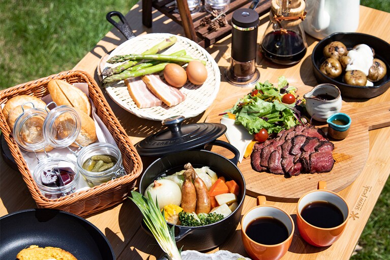 アウトドア飯を、ぜひテントキャンプで楽しみたい。写真は朝食のイメージ。