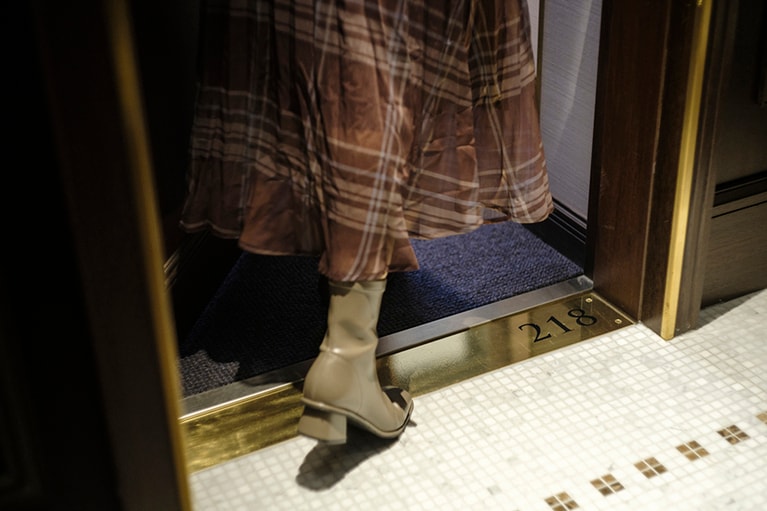 デラックスルームの客室の入り口。ドアの足元にさりげなくルームナンバーが書かれています。