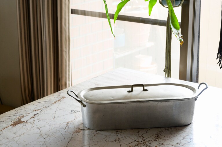 冒頭でもご紹介したこちらのアイテム。中には取っ手のついた穴あきトレイが入っていて、蒸し器のように使うこともできます。