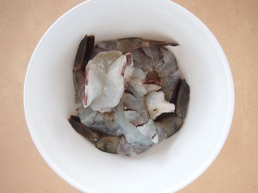 (3) ボウルに(2)の海老、［A］の調味料を入れてよく混ぜ、下味をつけます。