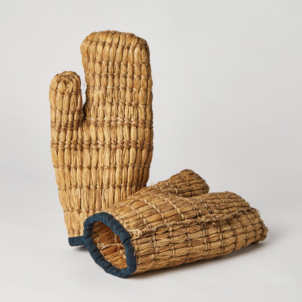 雪国の農村地帯で身近な藁を素材に編まれた藁手袋。山形県。1940年頃(日本民藝館蔵)。