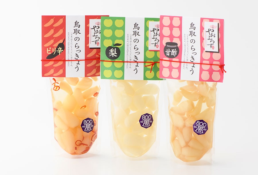 【鳥取県】寿製菓の「鳥取のらっきょう」(左からピリ辛、甘酢、梨) 各500円(130g)。