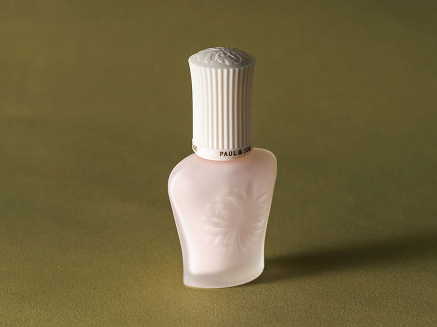 崩れにくさにとことんこだわった処方で、みずみずしい艶肌が一日中続く。ポール & ジョー プロテクティング プライマー 00 SPF50+・PA++++ 30mL 4,070円／ポール & ジョー ボーテ