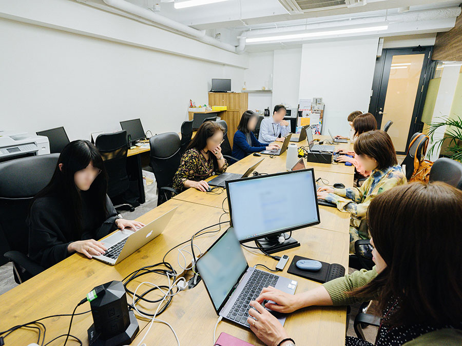 無料チャット相談に応じるスタッフの方々。「支援している人たちが自分の生活を最優先にすることを当たり前にしたい」と大空さん。