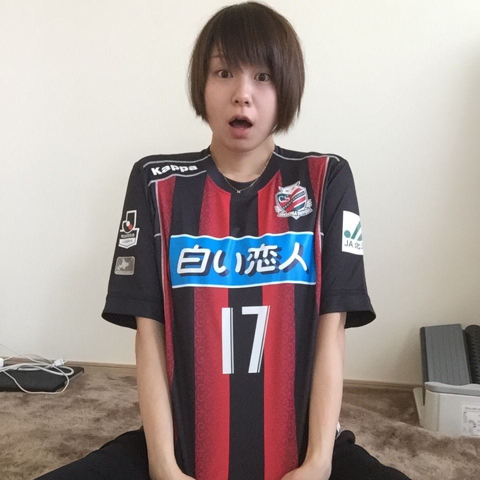 北海道コンサドーレ札幌のユニフォームを着る田中美保さん（写真＝本人提供）
