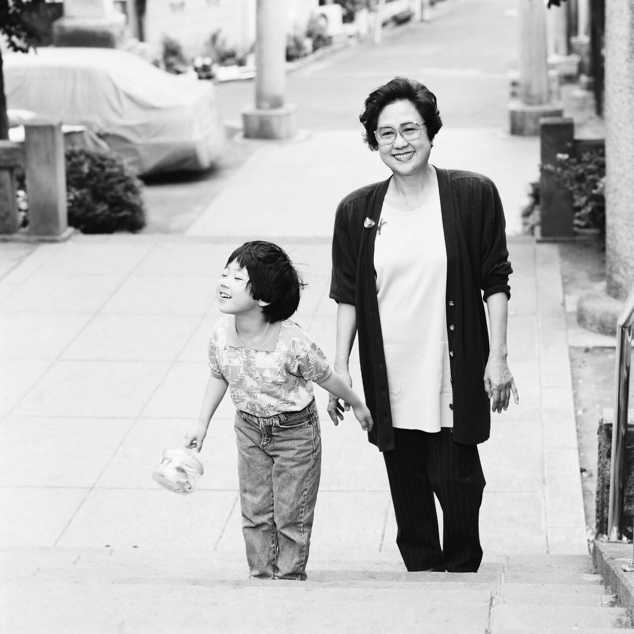 やんちゃな孫、桃子さんと70代の佐藤さん。