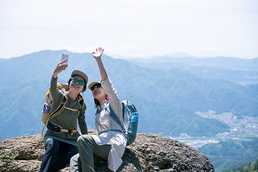 右手の奥にうっすら見える三角形の山は箱根山。大涌谷も見えて、条件がよければ噴煙が見えることもあるそう。