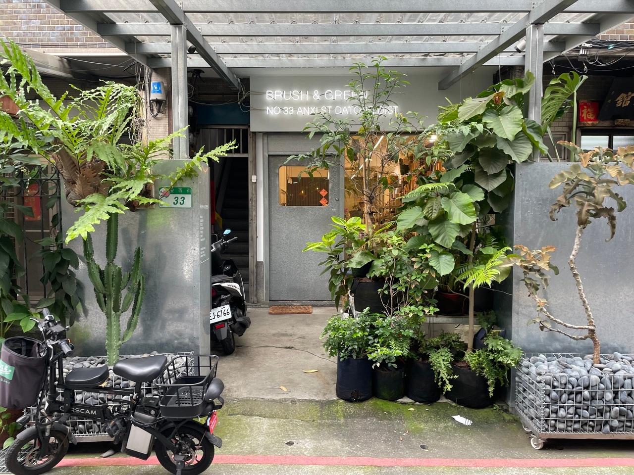 以前は潮州街にお店がありましたが、1年半前に現在地に移転しました。