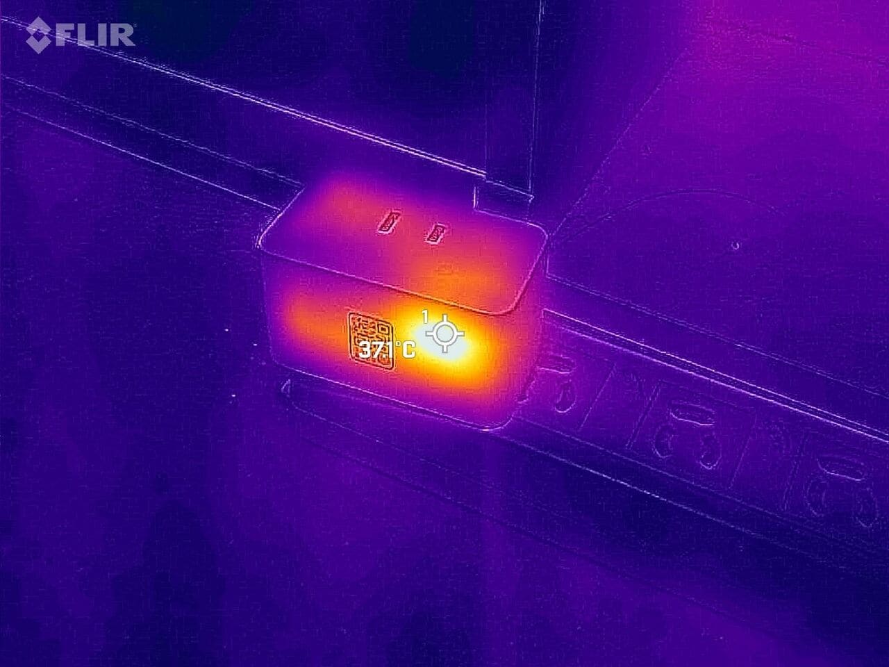 カメラ以外のネットワーク機器では、接続した家電への通電をスマホからオン・オフできるスマートプラグもかなりの熱を持ちます。一切ケーブルをつないでいない状態で40℃近くの温度をキープしていることも