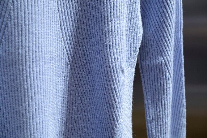 身頃やアーム部分に細かく菱形に切り替えられたリブデザインがスタイリッシュ！