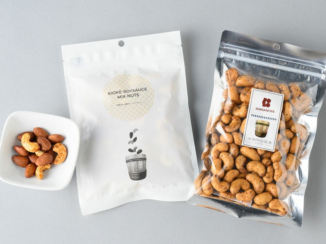 左から、木桶仕込み醤油ミックスナッツ 538円、クラタペッパー＆木桶仕込み醬油カシュー 646円。