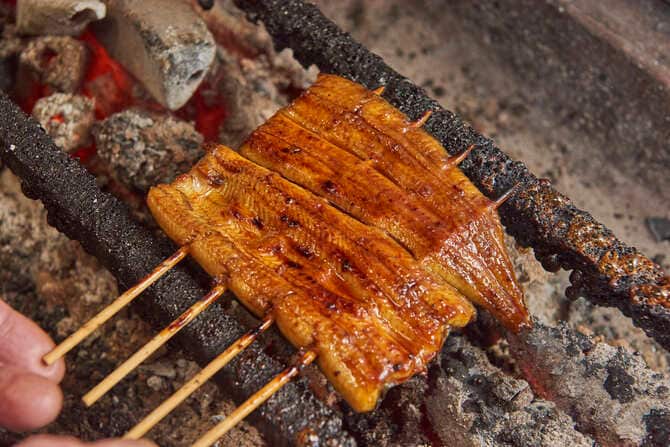うなぎ店「八舟」。素焼きの鰻を蒸し、たれを付けて焼く関東風で炭火でじっくり丁寧に焼き上げる。特上（セット）でも3,190円とリーズナブルな愛され店。