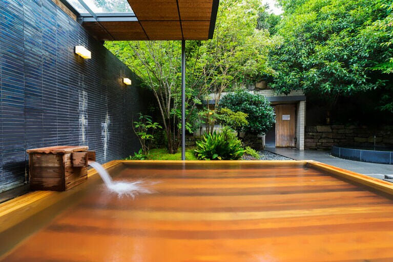 和多屋別荘［佐賀／嬉野温泉］湯殿心晶 露天風呂。