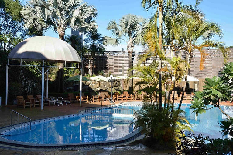 スパゾーンの入口にはリゾート気分のプールも!