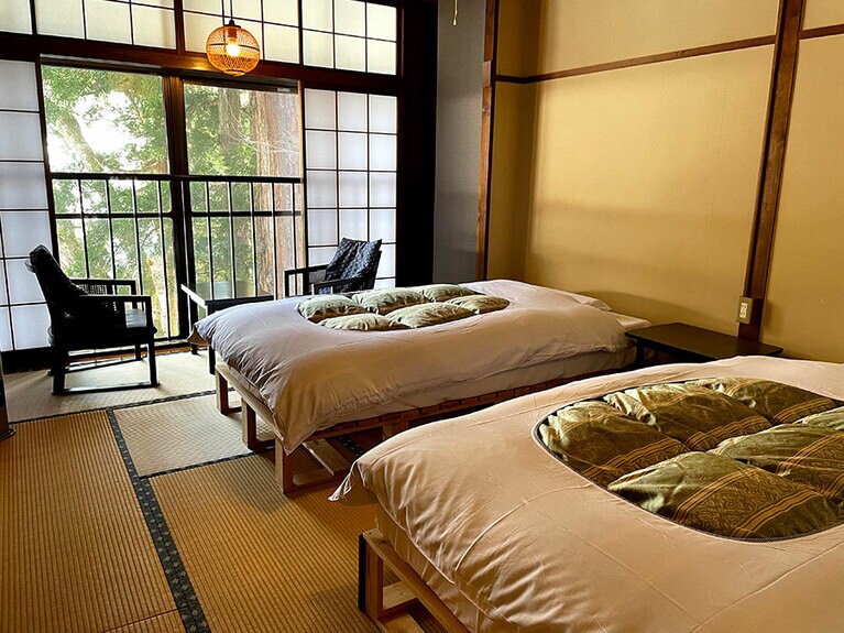 自在館［新潟／栃尾又温泉］トイレ付き和室ベッドルーム。