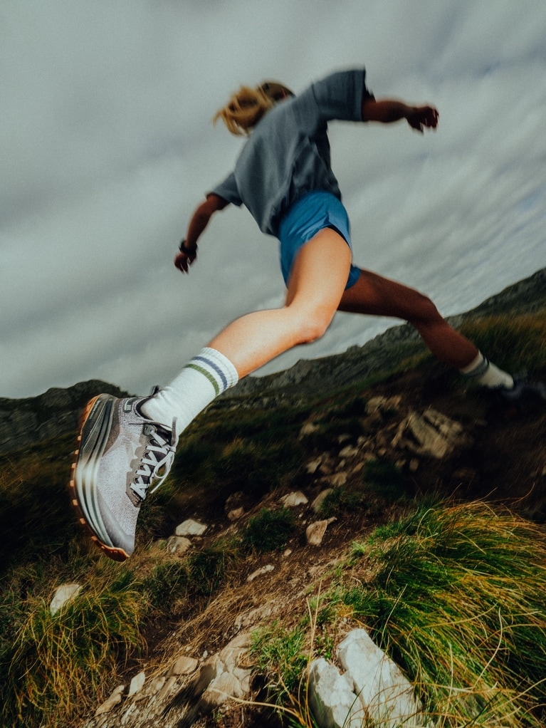 『SEEK』BLACK/MAGNET。ウィメンズは全5色、22.5-25.5cmのサイズ展開（26,400円）。