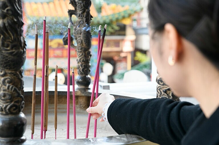 線香の煙は神様との通信手段。邪心なき純粋な心を表すことで、神様から良き導きを授かるといわれています。線香(5本セット) 500円。
