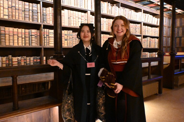 図書館ツアーに参加していた、一目でわかるハリー・ポッターファン。