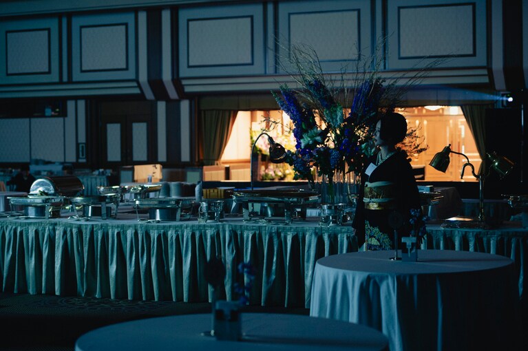 リハーサルを見守る東村アキコさん。