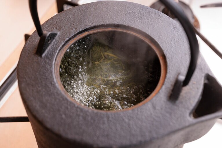 沸かした湯が透明になるまで、緑茶をパックで沸かす、この作業を数回繰り返す。
