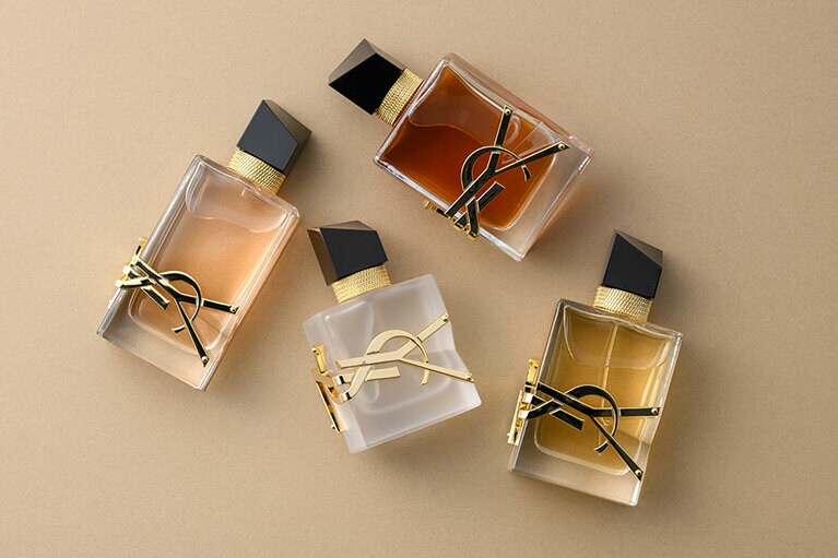 左から：リブレ オーデトワレ 50mL 13,750円、リブレ ヘアミスト 30mL 7,150円 (2021年9月15日[水]先行発売、9月24日[金]全国発売)、リブレ オーデパルファム アンタンス 50mL 16,500円、リブレ オーデパルファム 50mL 14,300円／イヴ・サンローラン・ボーテ