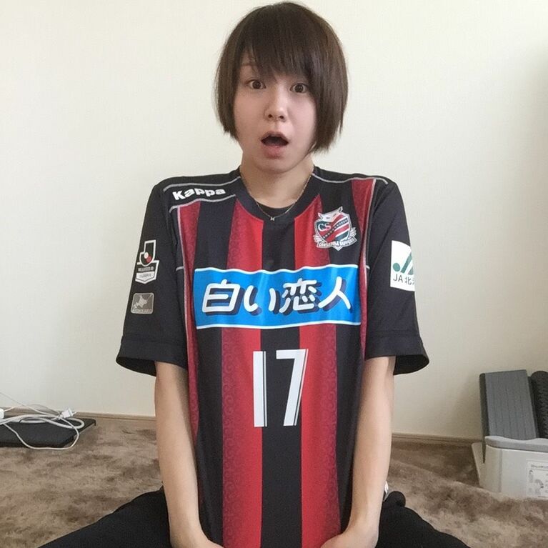北海道コンサドーレ札幌のユニフォームを着る田中美保さん（写真＝本人提供）