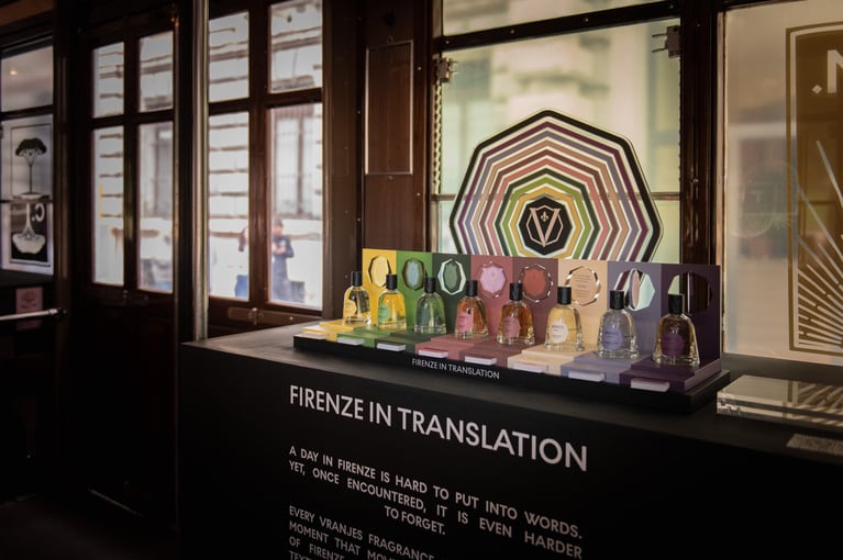 秋晴れの空の下、トラムに乗り込むと、芸術と香りの都フィレンツェが生んだ8つのボトルが並ぶ。