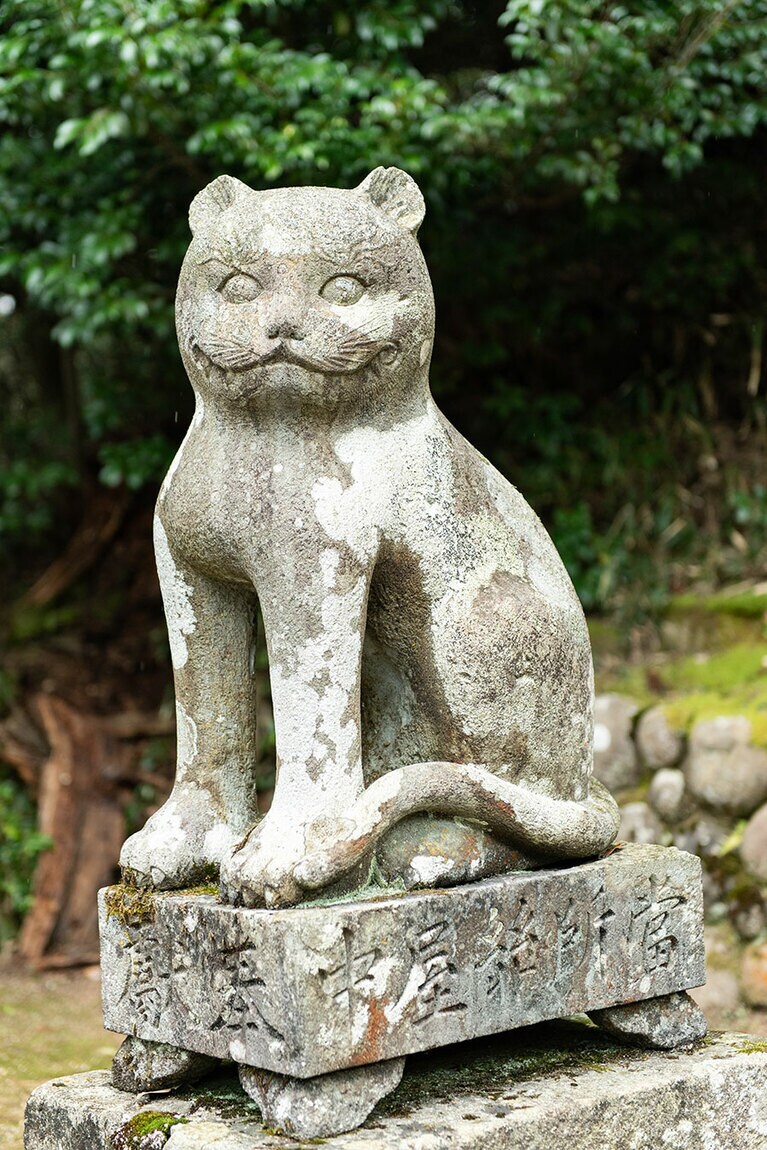 吽形のお母さん狛猫。実にやさしい顔である。