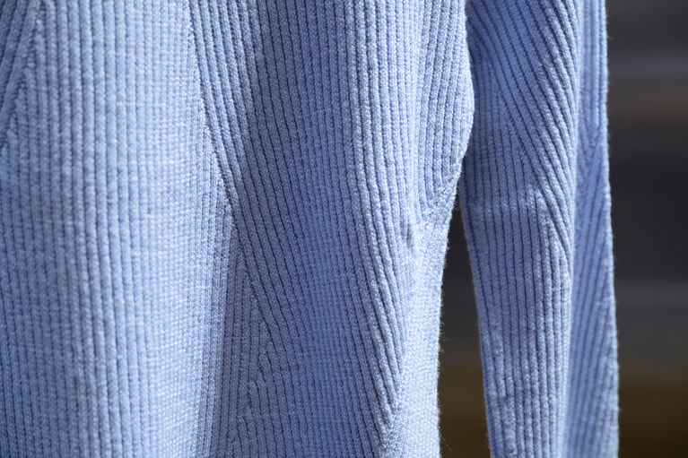 身頃やアーム部分に細かく菱形に切り替えられたリブデザインがスタイリッシュ！