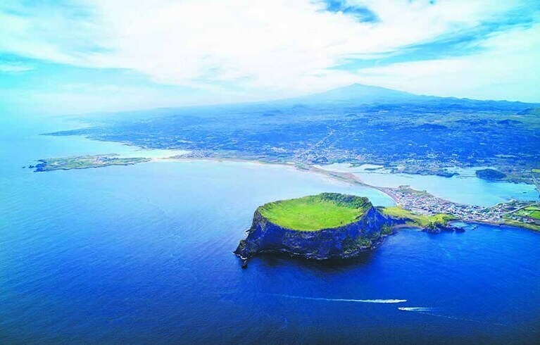 韓国・済州島の世界自然遺産・城山日出峰。写真提供：済州特別自治道