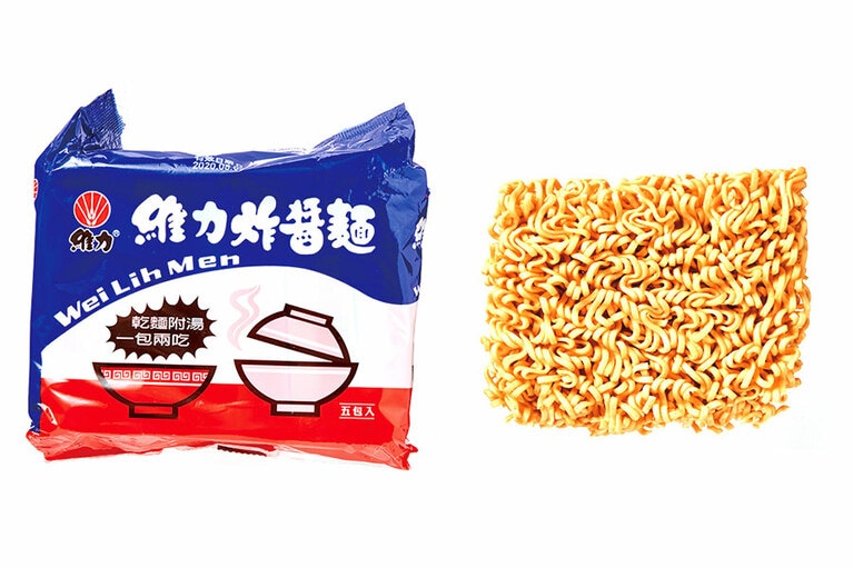 ジャンク度の高いジャージャー麵。5袋入り 77元。