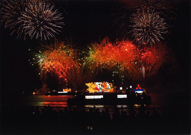 青森花火大会・ねぶた海上運行。