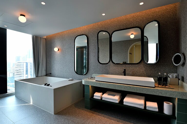 客室“スイート・スポット”。都会を見下ろすバスタイムは至極の時間。