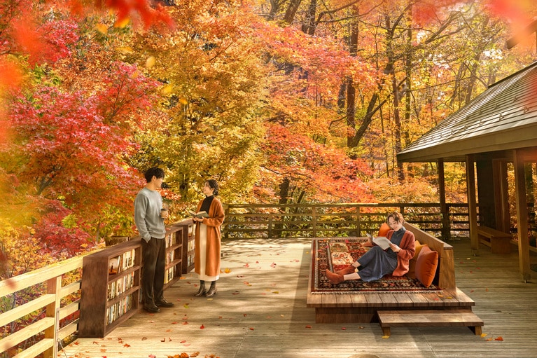 川沿いテラスで紅葉を眺めながらゆったりと過ごしたい。