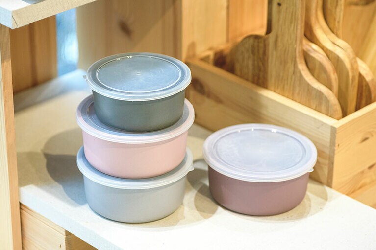 シックな色味のフタ付保存容器大 各345円、中259円。