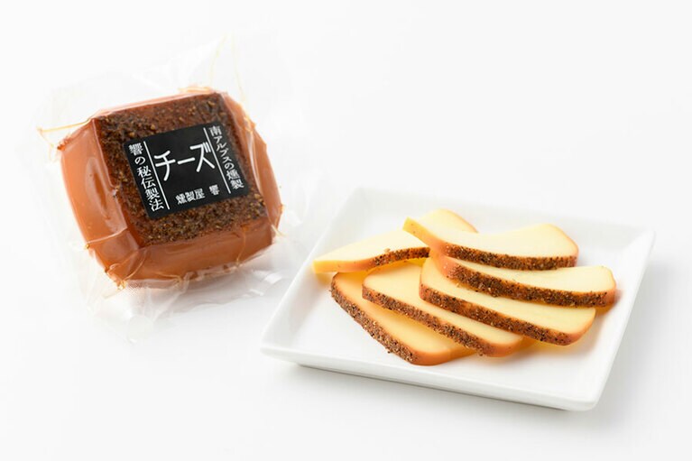 燻製屋 響「ペッパーチーズの燻製」659円(約110g)／山梨県