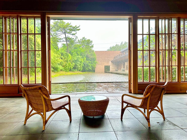 ロビーにて、水面を見ながら出発の直前までくつろいで。