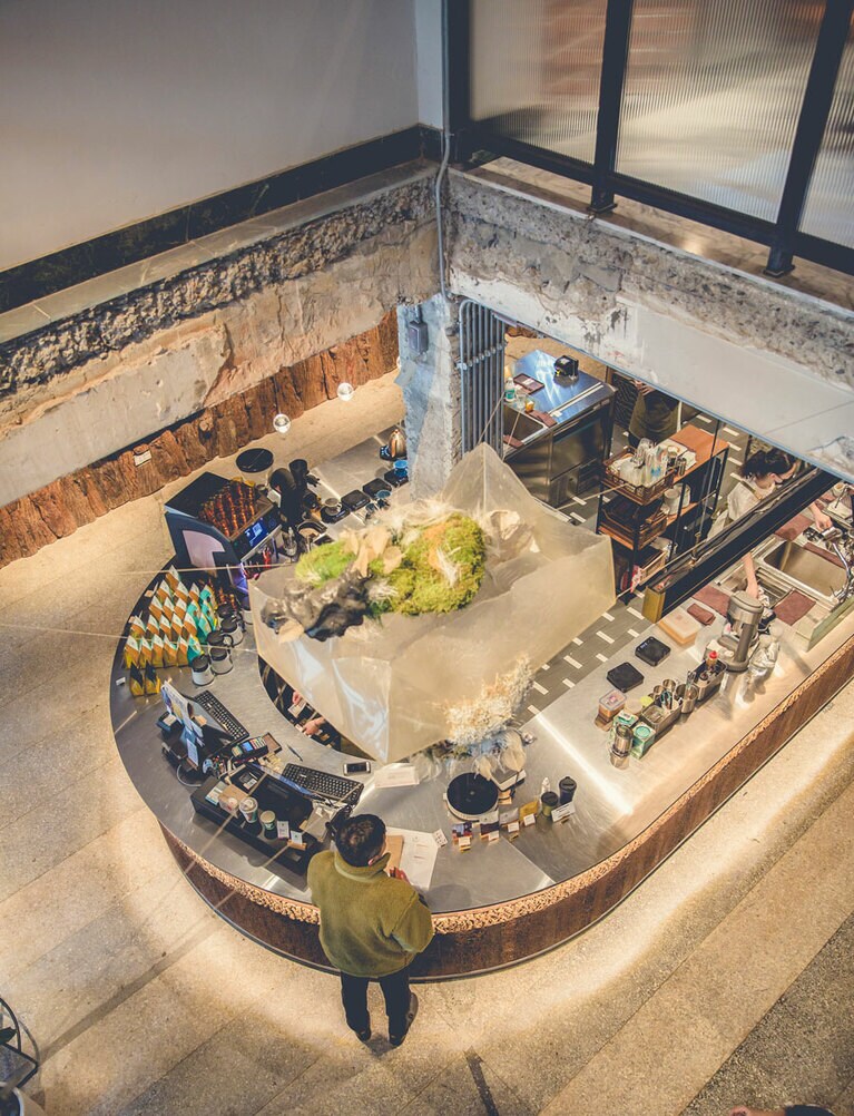 2階から見下ろす美しいカウンター。