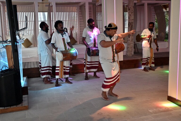 モルディブの伝統舞踊、ボドゥベル。太鼓の小気味いいリズムにカラダも自然と動いてしまいます。