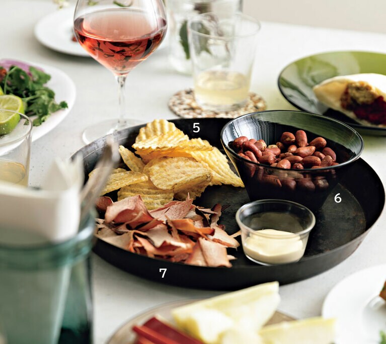 5：燻製ポテトチップス 720円／季ノ実 6：塩味付き落花生 量り売りで100g 626円～／豆友 7：生ハムのような鰹節 食べる削り節 1袋70g 756円／かつをぶし池田屋