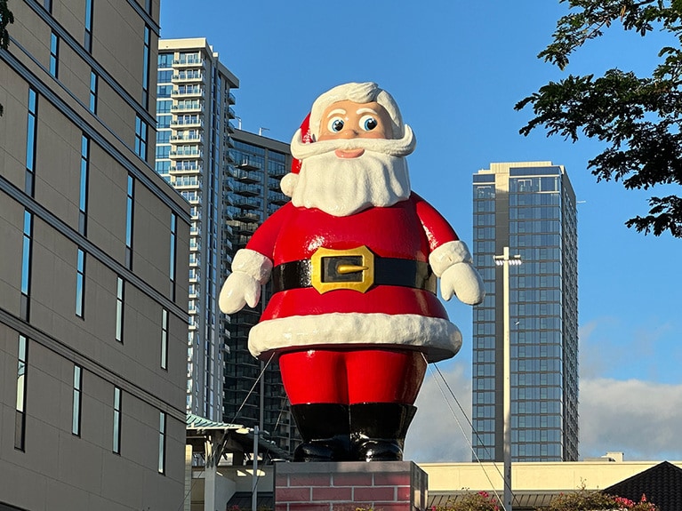 アラモアナセンターの駐車場に設置されている巨大サンタ。