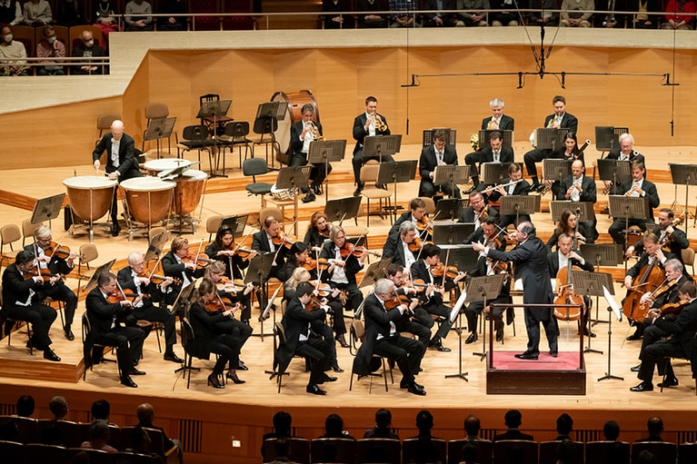 各セクションが一糸乱れぬ息づかいで指揮者のイメージする音を描きだす。Koji Iida＠Suntory Hall