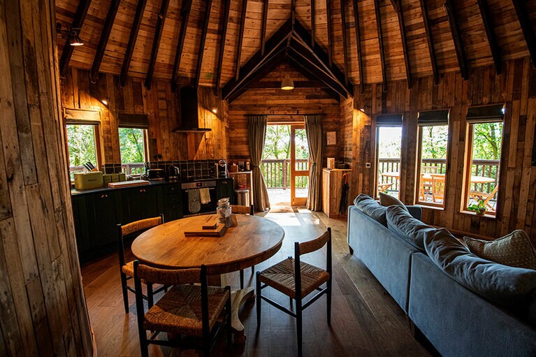 “ツリーハウス”はキッチン、露天風呂付き。家族4人で宿泊できる(1泊 629ポンド～)。