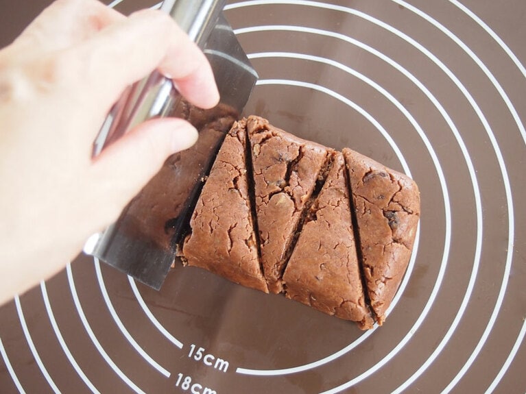 (6) 厚さ2〜3cmの長方形に形を整えたら、三角にカットします。